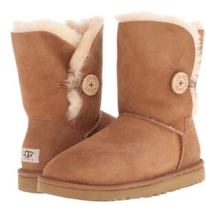 UGG The Bailey Button Short Chesnut